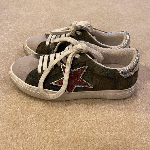 Steven by Steven Madden Camo Star Shoes (Size 6M) only worn once - Picture 1 of 6